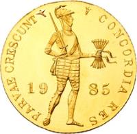 obverse of 1 Ducat - Beatrix - Gold Bullion (1960 - 1985) coin with KM# 190.1 from Netherlands. Inscription: CONCORDIA RES PARVAE CRESCUNT 1975