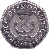 obverse of 1 Metical (2006) coin with KM# 137 from Mozambique. Inscription: BANCO · DE · MOÇAMBIQUE · 2006 ·